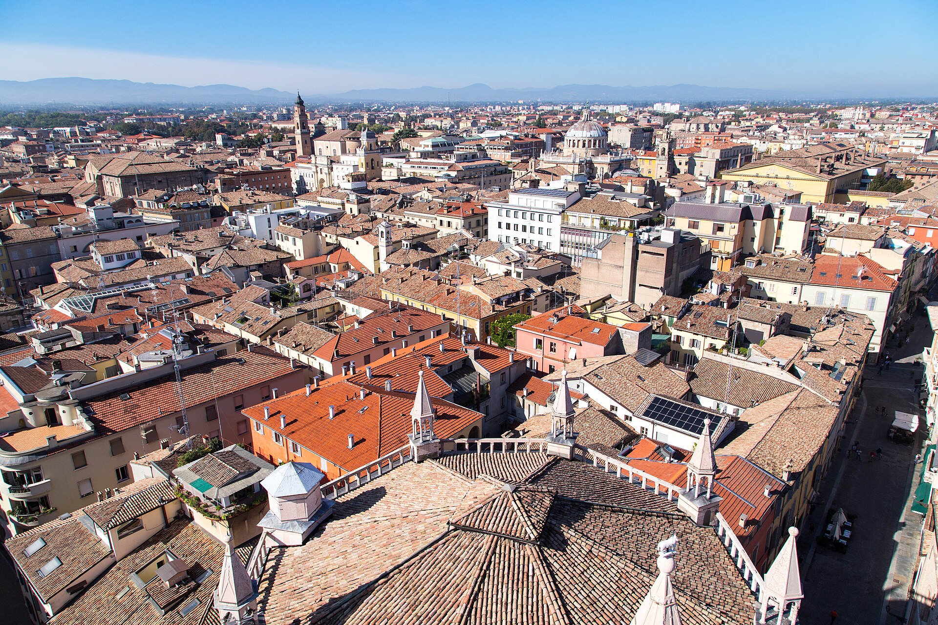 Veduta dei tetti del centro storico di Parma dal Duomo, con le colline sullo sfondo